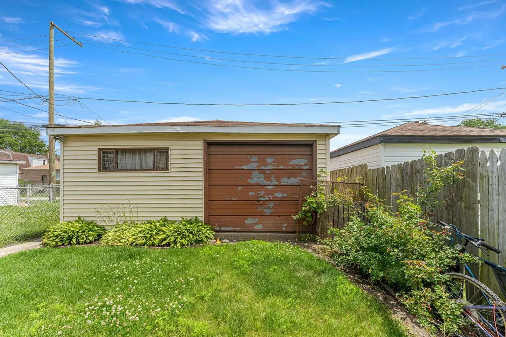 9043 South Carpenter Street Chicago IL 60620