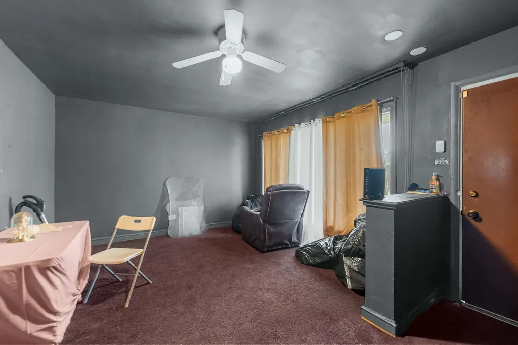 9043 South Carpenter Street Chicago IL 60620