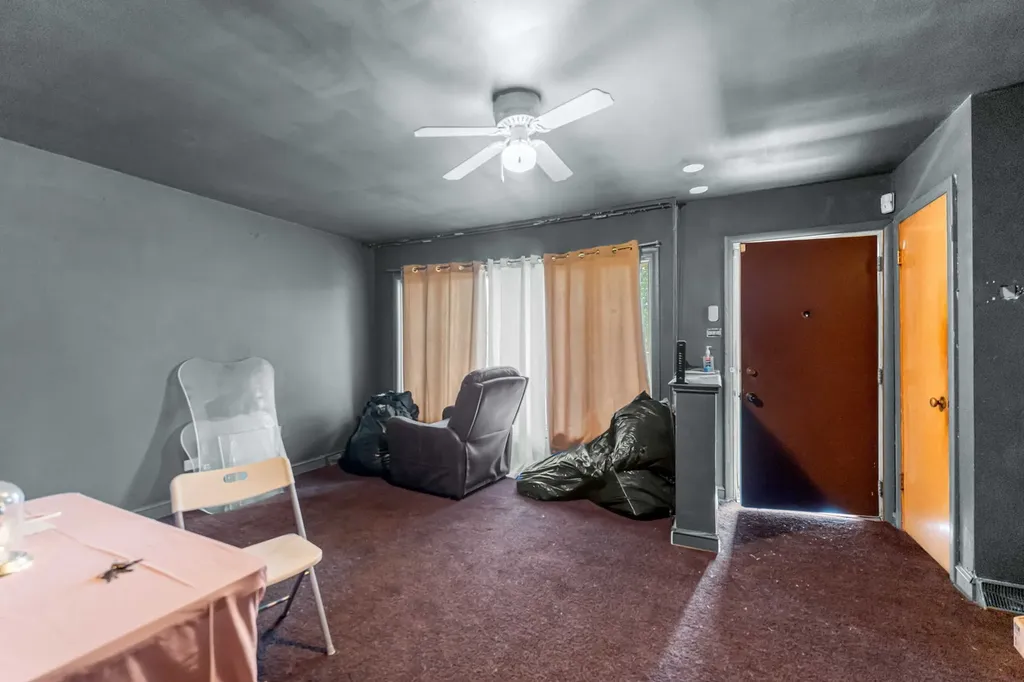 9043 South Carpenter Street Chicago IL 60620