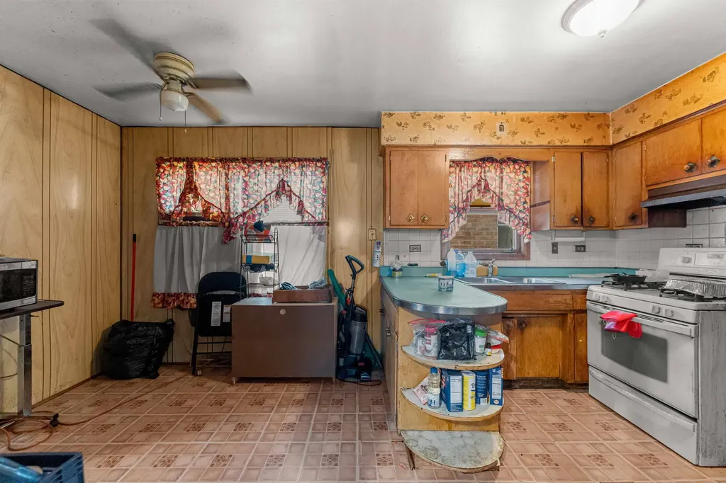 9043 South Carpenter Street Chicago IL 60620