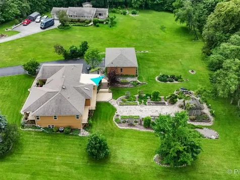 28 Tomahawk Trail Oswego IL 60543