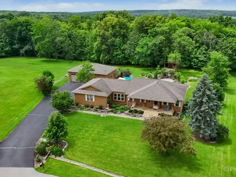 28 Tomahawk Trail Oswego IL 60543