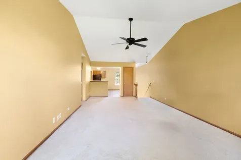 26 Tyler Court Streamwood IL 60107