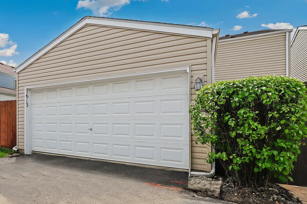 1613 Victoria Park Circle Aurora IL 60504