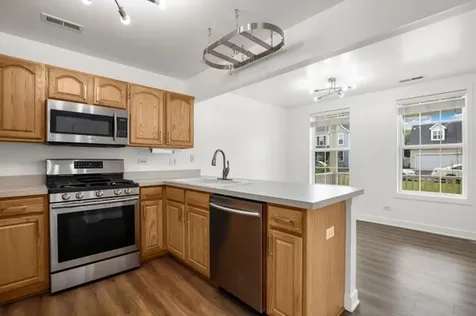 1613 Victoria Park Circle Aurora IL 60504