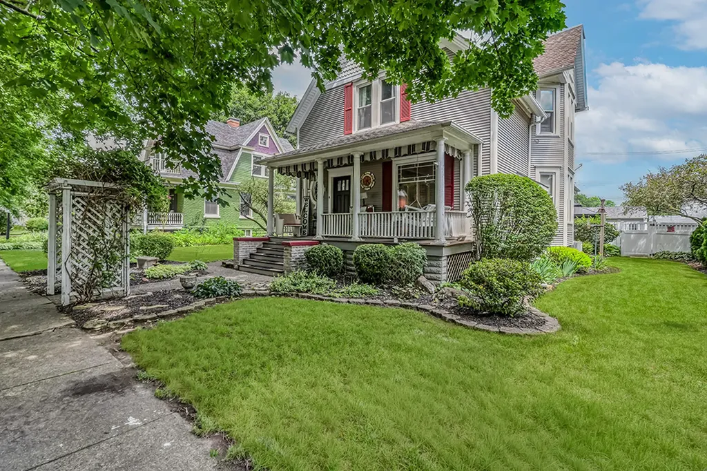 206 North Pine Street Momence IL 60954