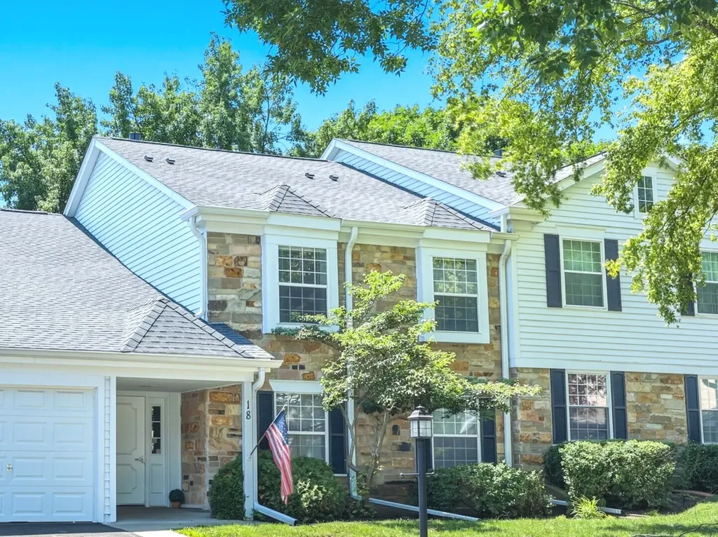 18 Waterbury Lane Schaumburg IL 60193