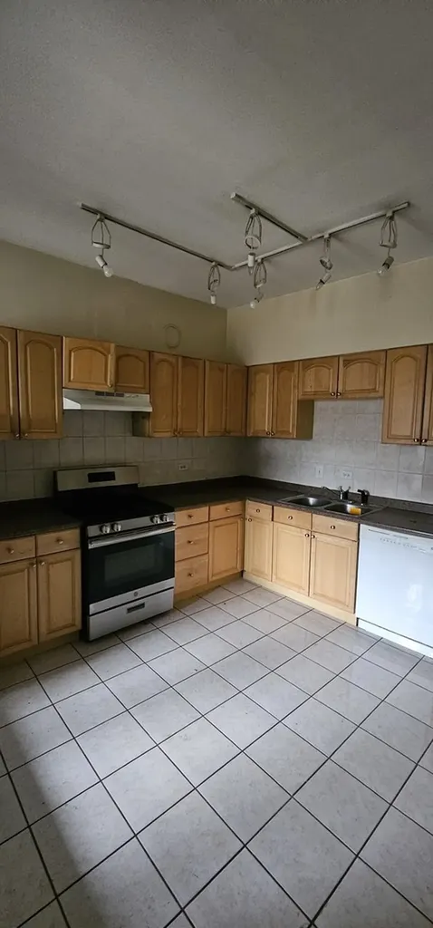 3639 North Greenview Avenue Chicago IL 60613
