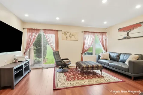 949 Ridgefield Lane Wheeling IL 60090