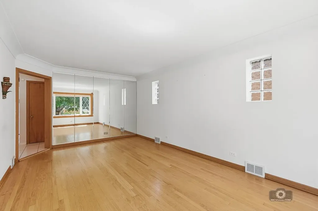3221 North Pioneer Avenue Chicago IL 60634