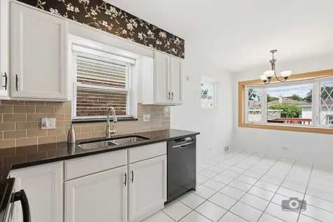 3221 North Pioneer Avenue Chicago IL 60634