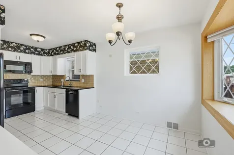 3221 North Pioneer Avenue Chicago IL 60634
