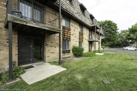 11 Oak Creek Drive Buffalo Grove IL 60089