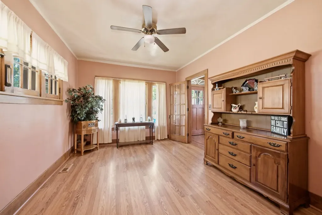 933 Lebanon Street Aurora IL 60505
