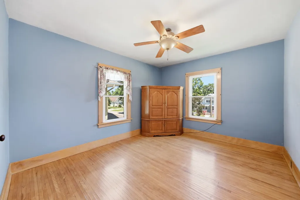 933 Lebanon Street Aurora IL 60505
