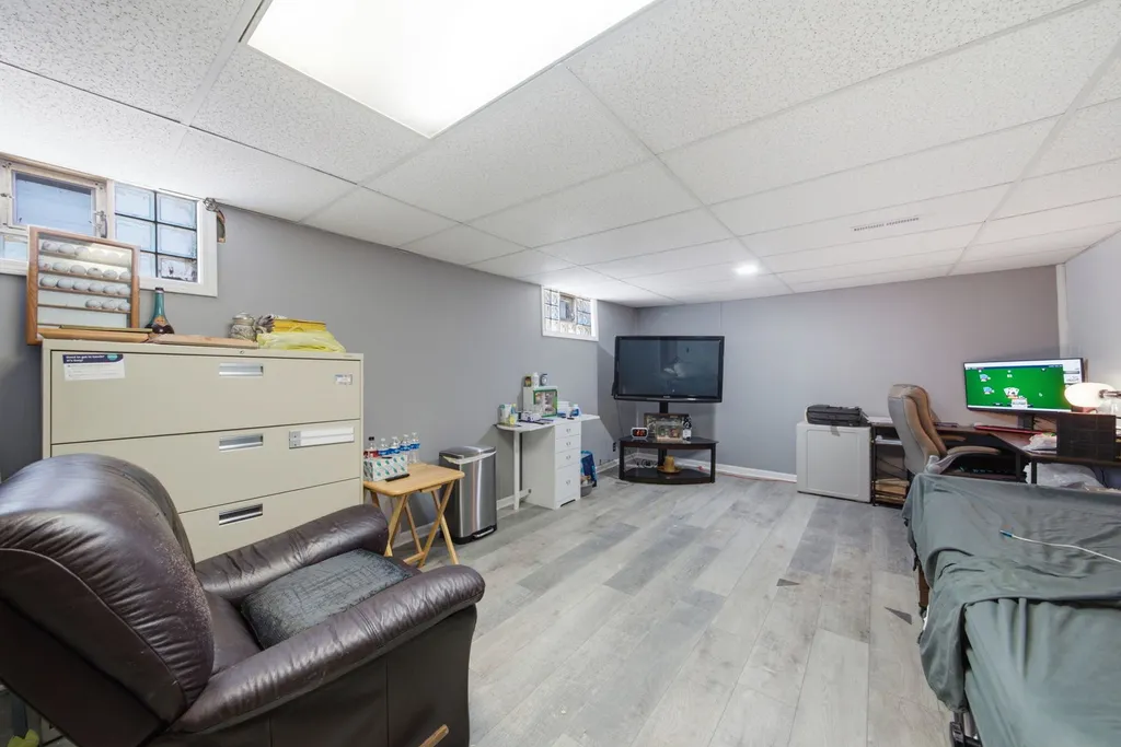 933 Lebanon Street Aurora IL 60505