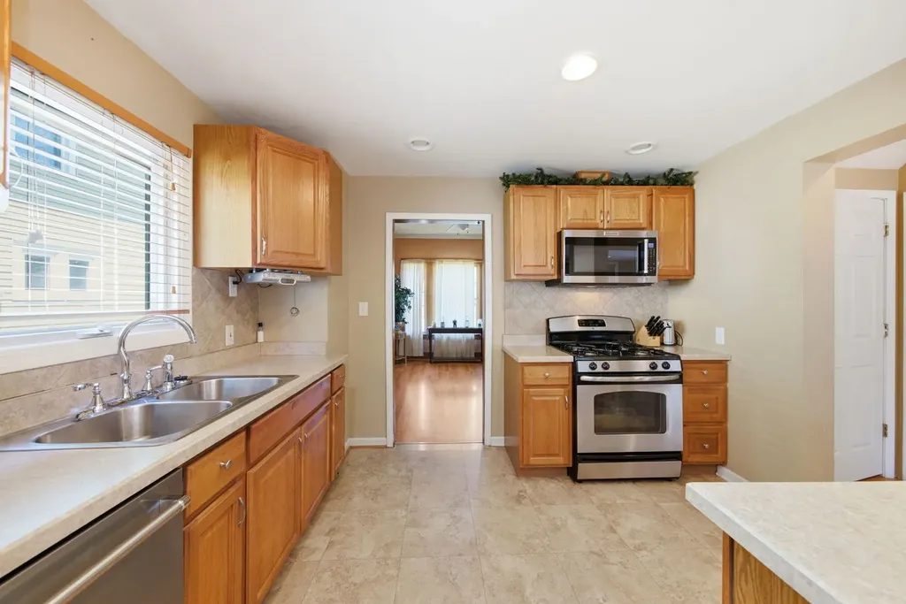 933 Lebanon Street Aurora IL 60505