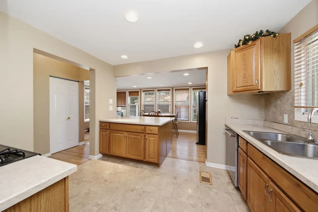 933 Lebanon Street Aurora IL 60505