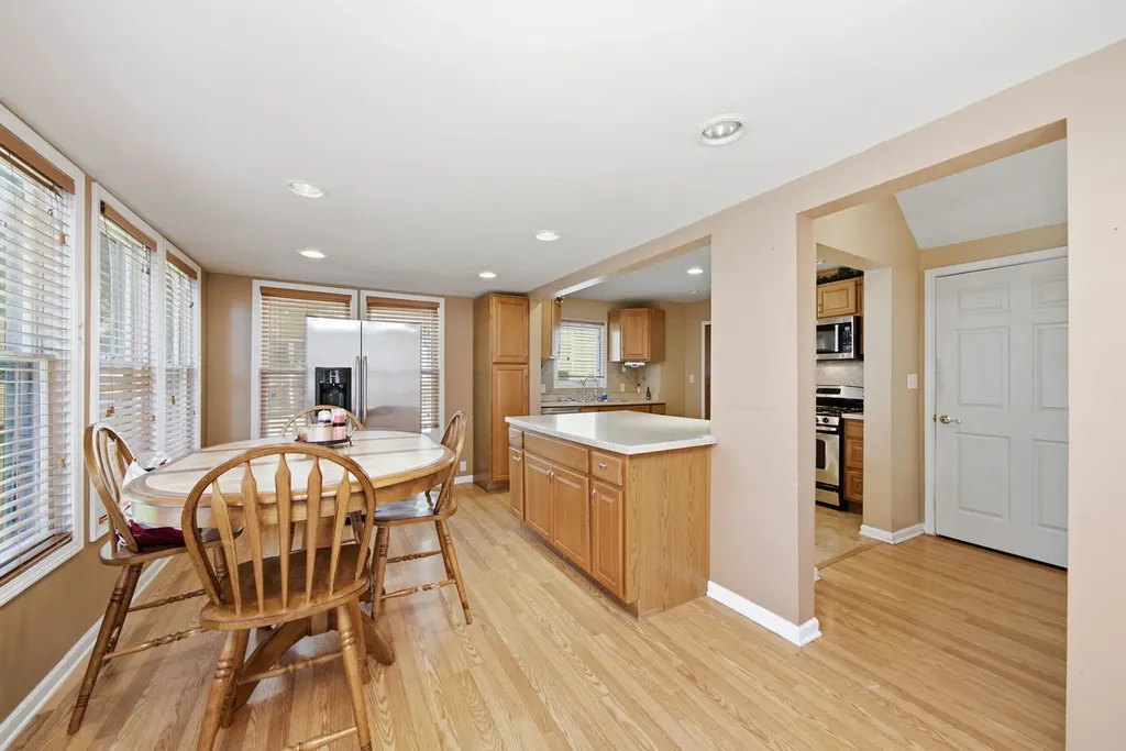 933 Lebanon Street Aurora IL 60505