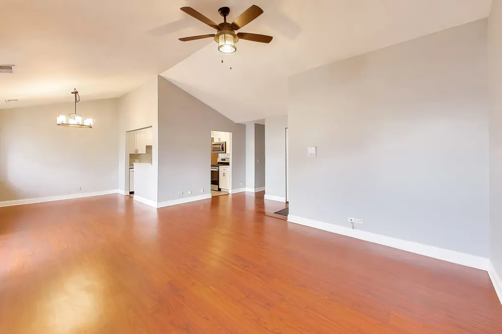 10 Waterbury Lane Schaumburg IL 60193