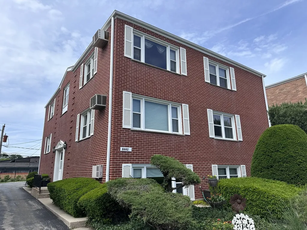 8442 West Oak Avenue Niles IL 60714