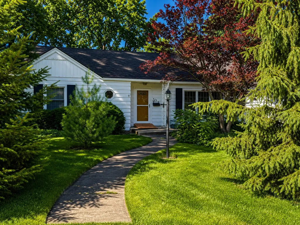 809 Woodlawn Drive Dekalb IL 60115