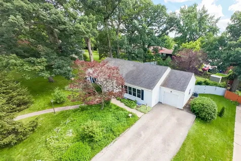 809 Woodlawn Drive Dekalb IL 60115