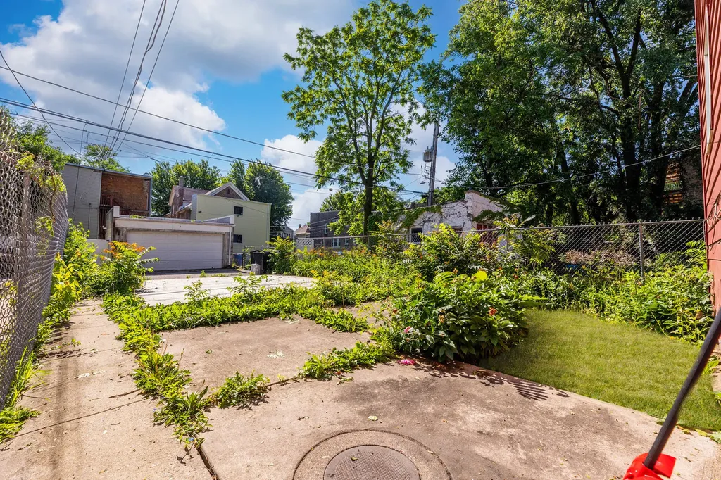 7707 South Peoria Street Chicago IL 60620