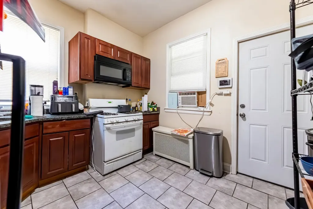7707 South Peoria Street Chicago IL 60620