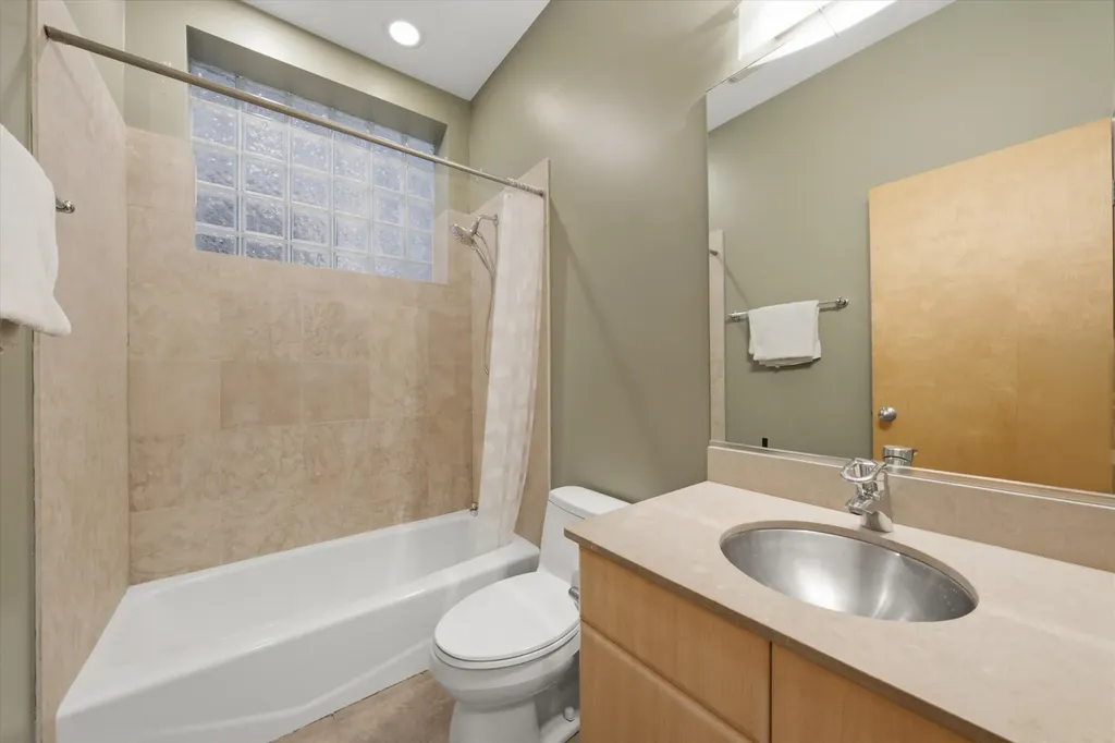 1054 North Hermitage Avenue Chicago IL 60622