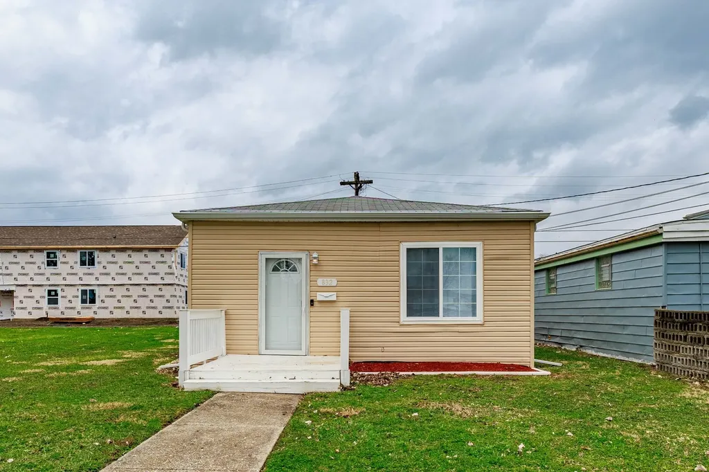 832 East 153 Street Phoenix IL 60426
