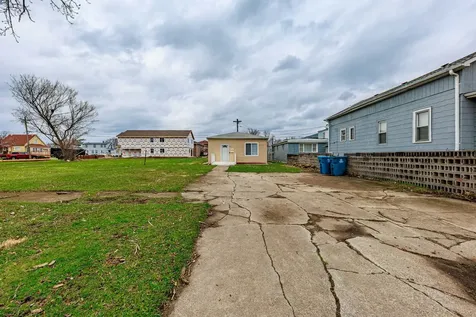 832 East 153 Street Phoenix IL 60426