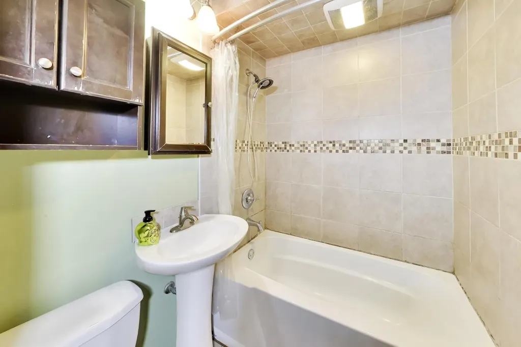 539 West 44th Street Chicago IL 60609