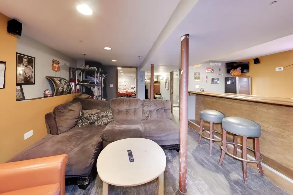 539 West 44th Street Chicago IL 60609