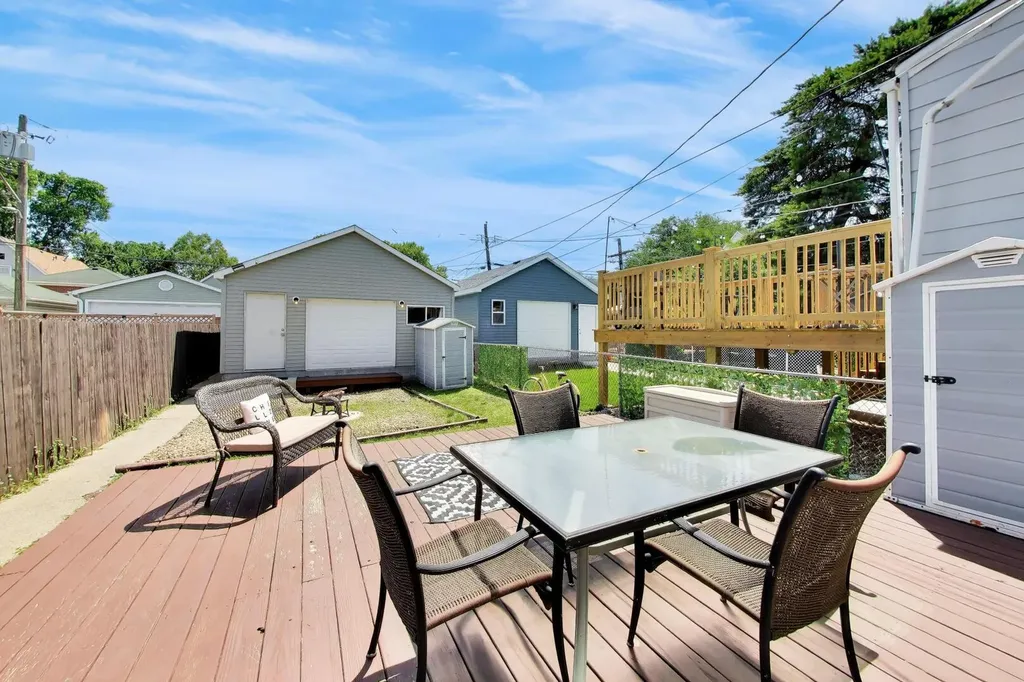 539 West 44th Street Chicago IL 60609