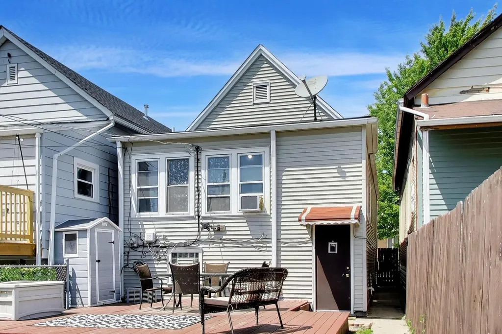 539 West 44th Street Chicago IL 60609