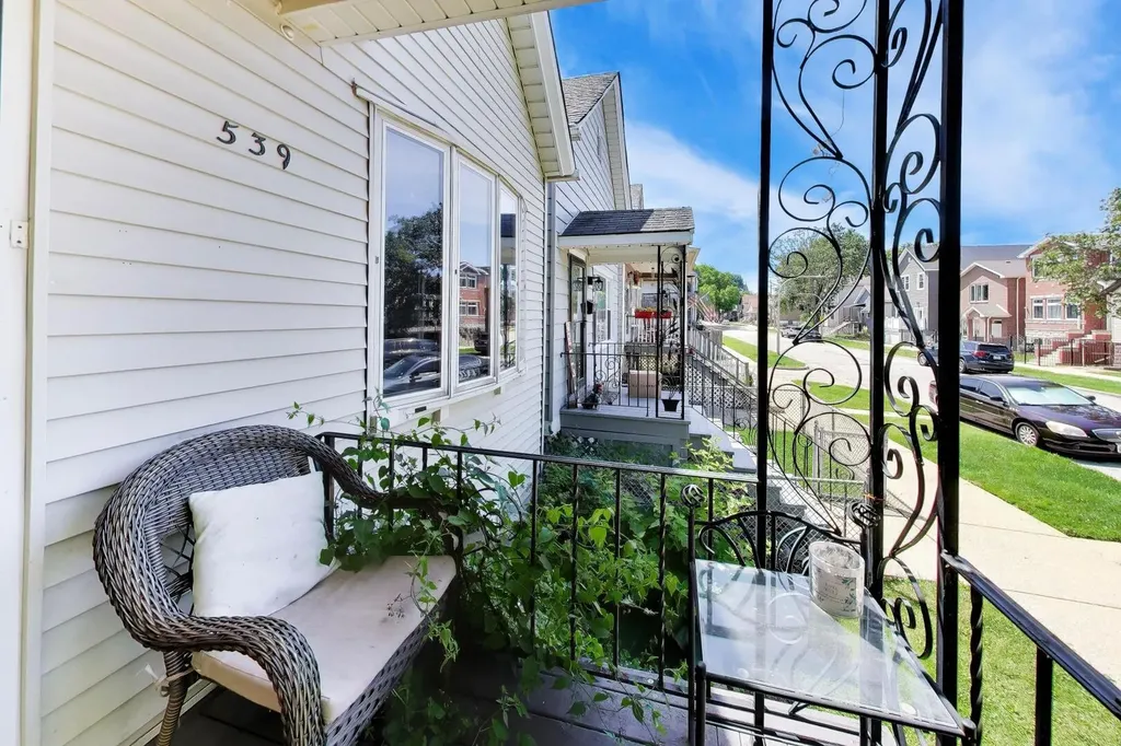 539 West 44th Street Chicago IL 60609