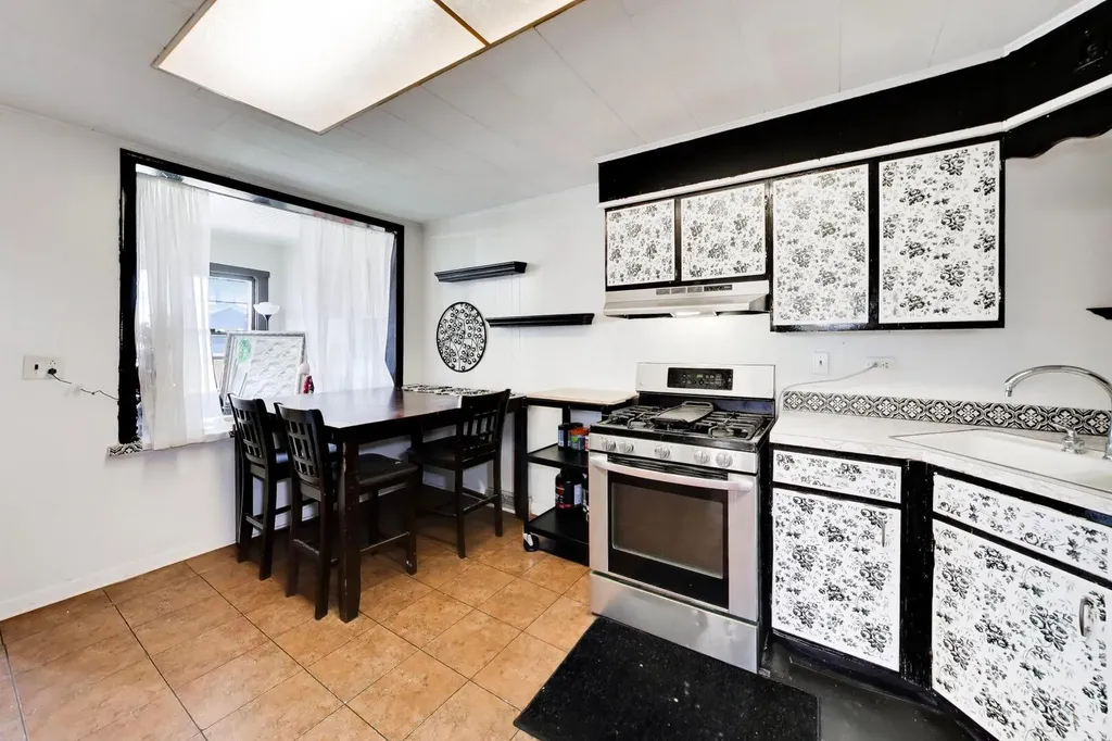 539 West 44th Street Chicago IL 60609