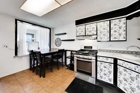 539 West 44th Street Chicago IL 60609