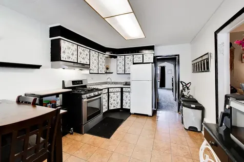 539 West 44th Street Chicago IL 60609
