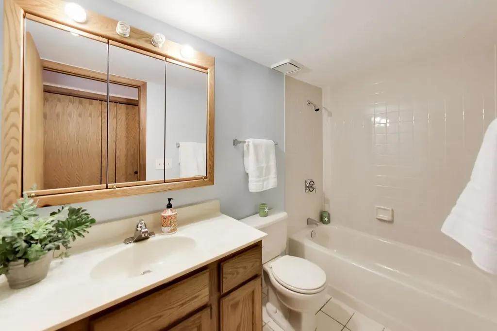 6430 West Belle Plaine Avenue Chicago IL 60634
