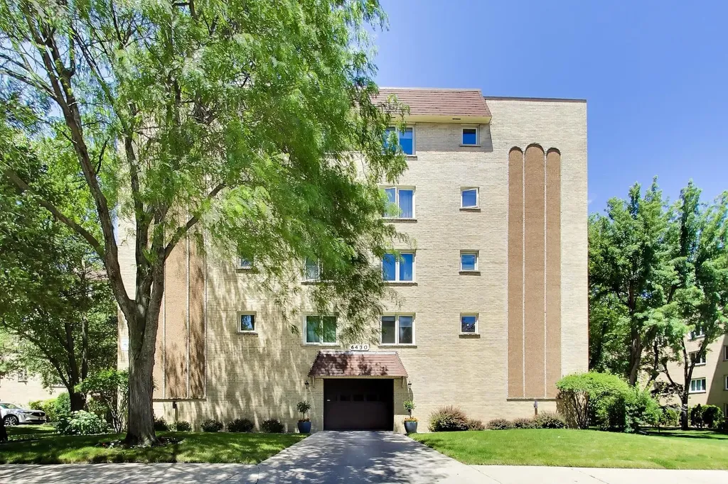 6430 West Belle Plaine Avenue Chicago IL 60634