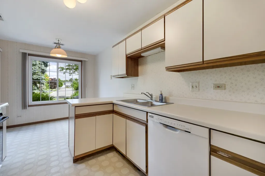 201 Charleston Court Schaumburg IL 60193