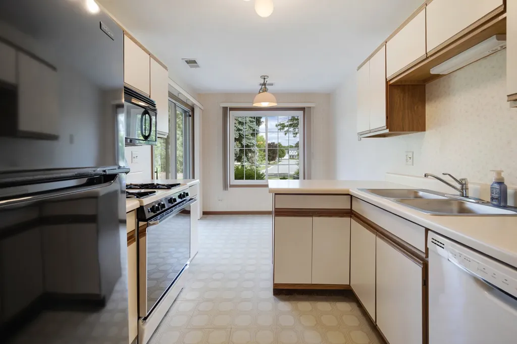 201 Charleston Court Schaumburg IL 60193