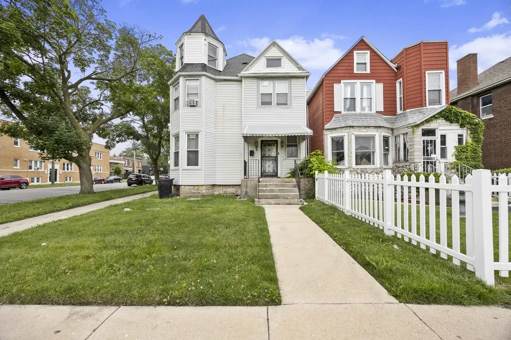 8956 South Dauphin Avenue Chicago IL 60619