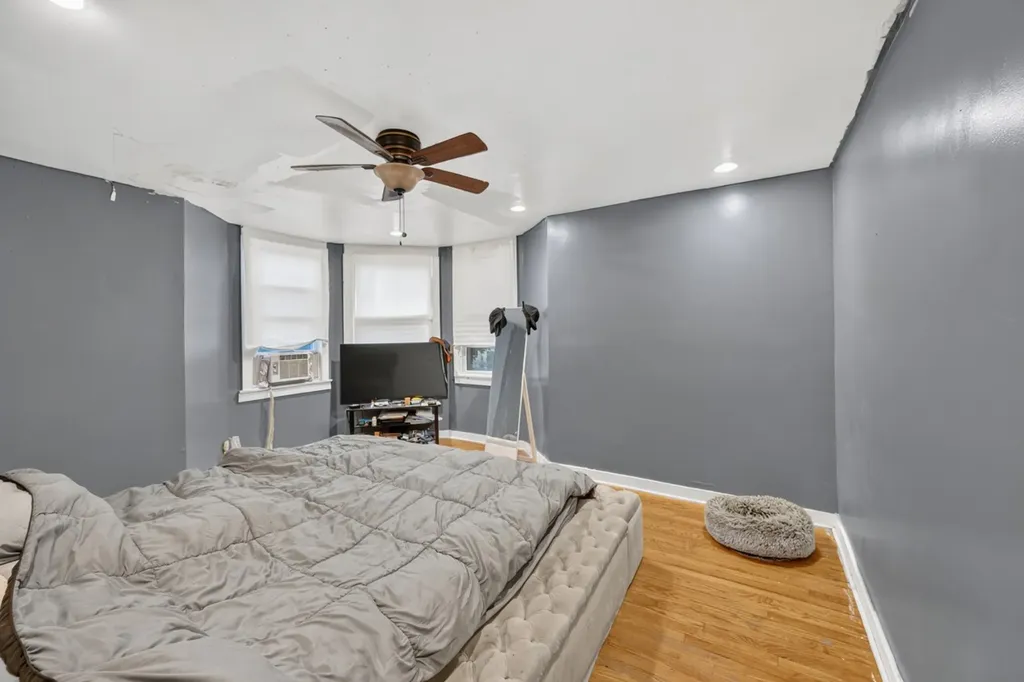 8956 South Dauphin Avenue Chicago IL 60619