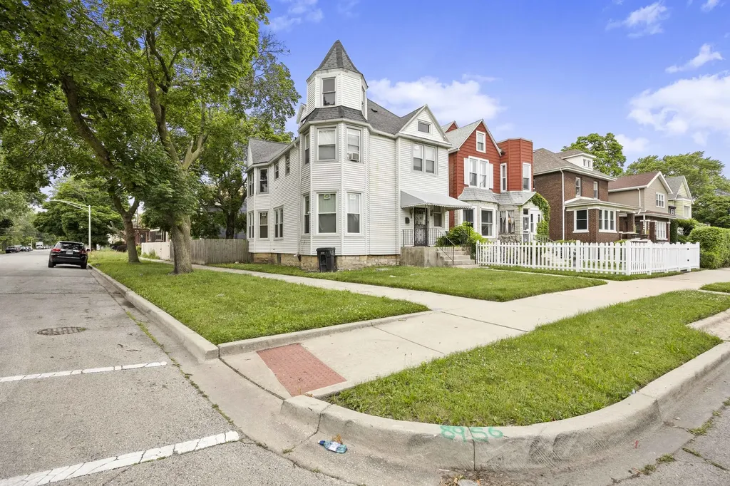 8956 South Dauphin Avenue Chicago IL 60619