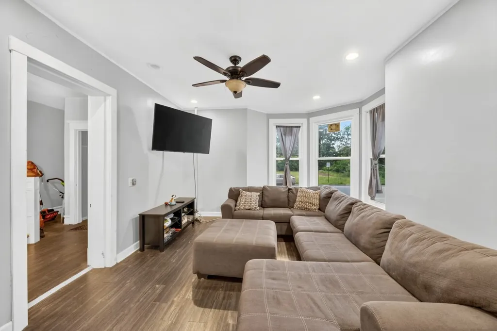 8956 South Dauphin Avenue Chicago IL 60619