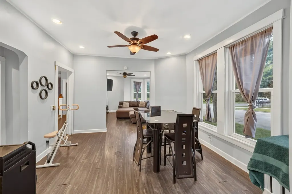8956 South Dauphin Avenue Chicago IL 60619