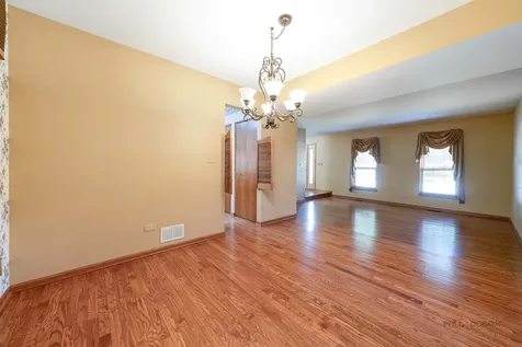 1889 Mcrae Lane Mundelein IL 60060